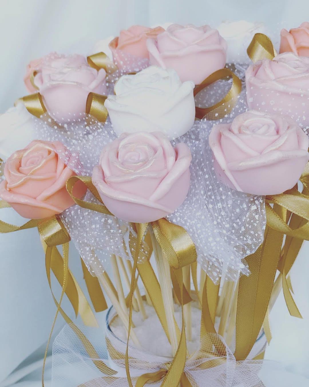 Roses en Tige Décoratives - Élégance Intemporelle